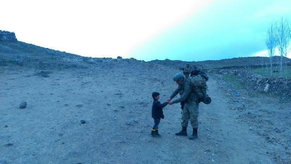 Çocuklar, operasyona gitmek için köylerinden geçen Mehmetçik'i böyle karşıladı - Resim: 1