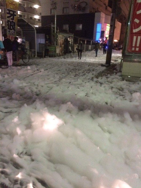 Japonya sokakları depremden sonra beyaz köpüklerle kaplandı - Resim: 1