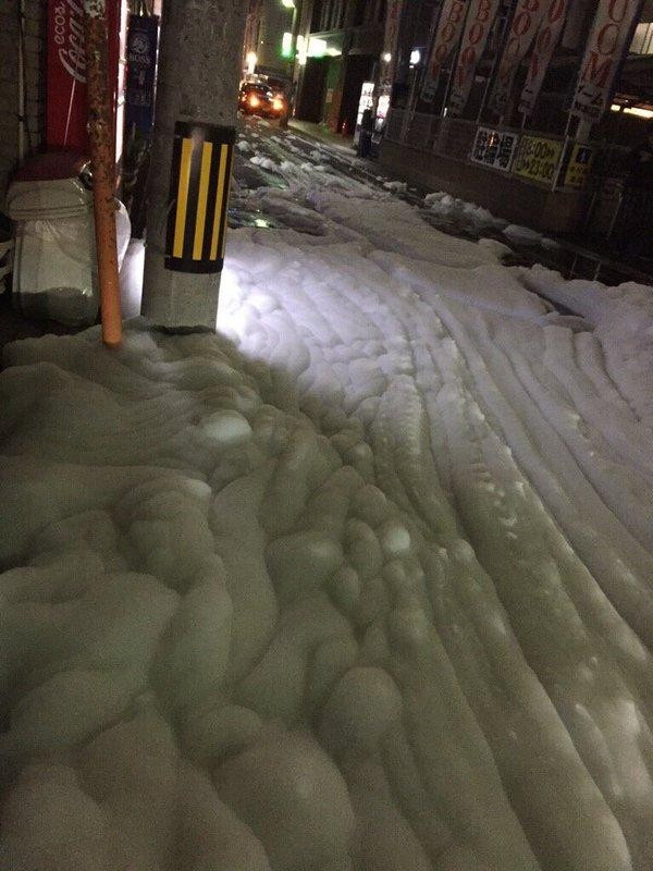 Japonya sokakları depremden sonra beyaz köpüklerle kaplandı - Resim: 2