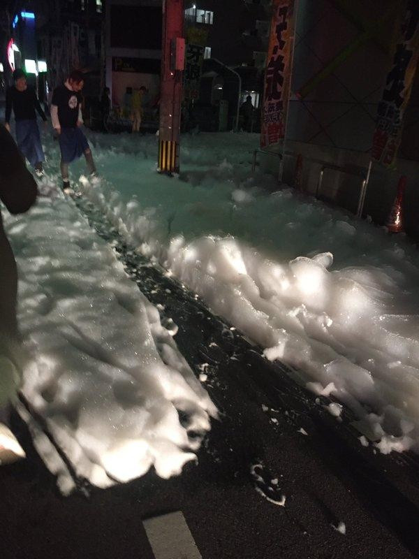 Japonya sokakları depremden sonra beyaz köpüklerle kaplandı - Resim: 3