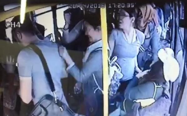 Otobüsteki tacizciye kadınlardan dayak - Resim: 1