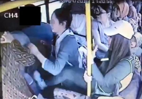 Otobüsteki tacizciye kadınlardan dayak - Resim: 3