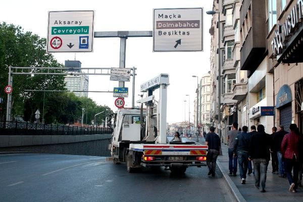 Taksim Meydanı'na çıkan yollar araç trafiğine kapatıldı - Resim: 1