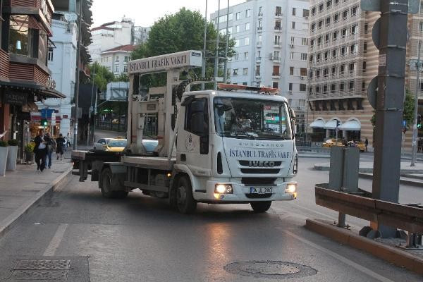 Taksim Meydanı'na çıkan yollar araç trafiğine kapatıldı - Resim: 2