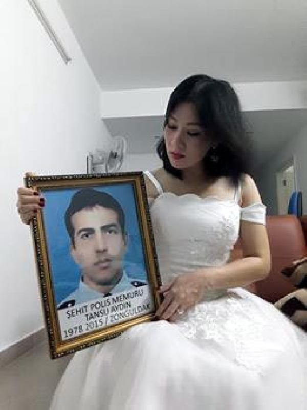 Şehidin Vietnamlı eşi evlilik yıldönümlerinde gelinlik giydi - Resim: 2