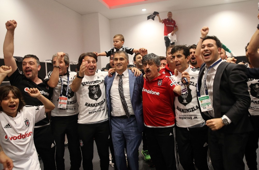 Beşiktaşlı futbolculardan şampiyonluk pozu - Resim: 1