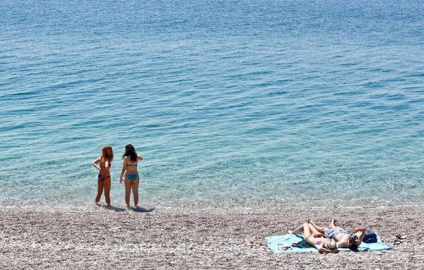 Antalya'da tatilciler denize girdi - Resim: 3