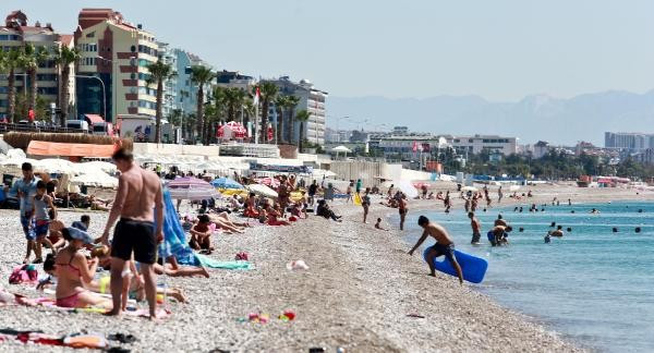 Antalya'da tatilciler denize girdi - Resim: 5