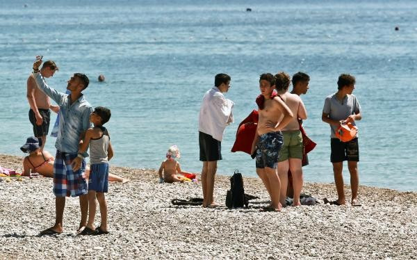 Antalya'da tatilciler denize girdi - Resim: 6
