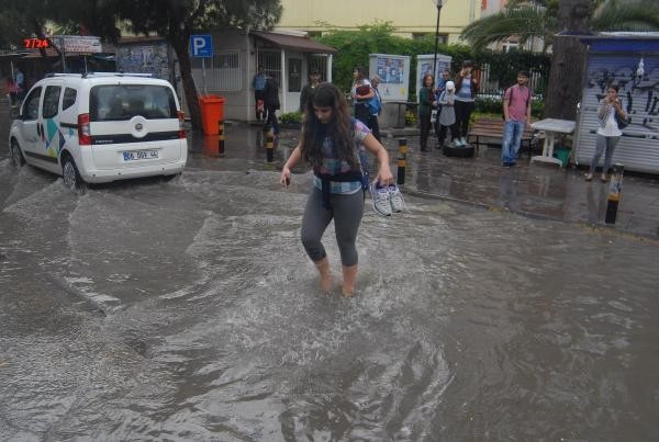 İzmir'de sağanak etkili oldu - Resim: 1