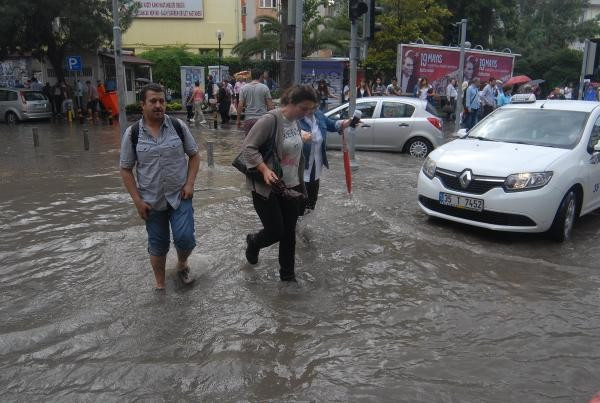İzmir'de sağanak etkili oldu - Resim: 9