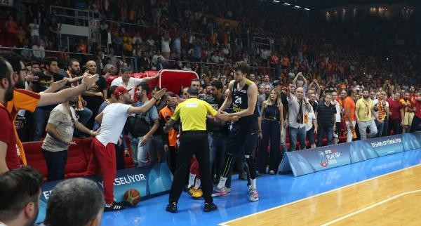 Galatasaray taraftarından büyük ayıp! Obradovic'in suratına tükürdü - Resim: 4