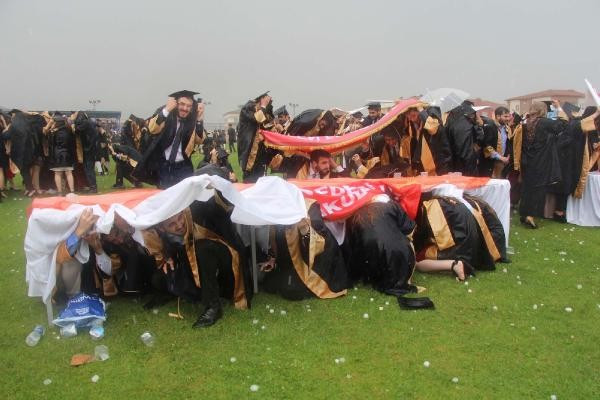 Üniversiteliler, mezuniyet törenine doluya yakalandı - Resim: 1
