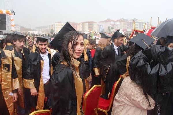 Üniversiteliler, mezuniyet törenine doluya yakalandı - Resim: 5
