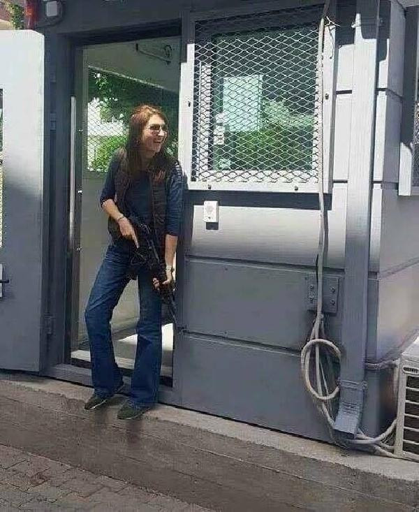 Şehit kadın polis Nefize Özsoy'un evine ateş düştü - Resim: 1