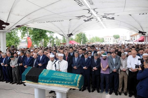 Erdoğan, Gül ve Davutoğlu'nu buluşturan cenaze - Resim: 6