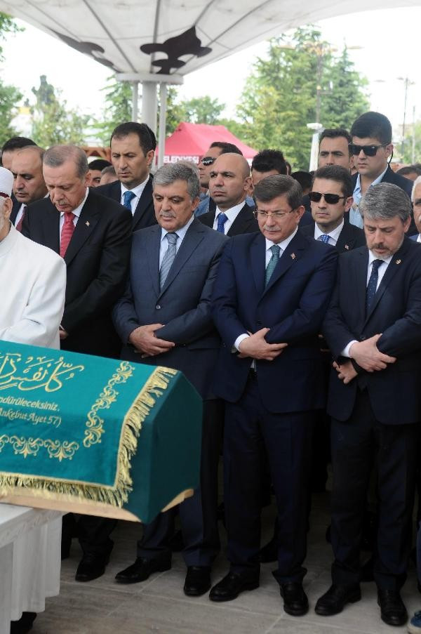 Erdoğan, Gül ve Davutoğlu'nu buluşturan cenaze - Resim: 2