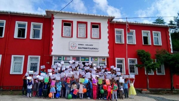 Okulu kırmızı beyaza boyayıp duvarına Türk bayrağı yaptılar - Resim: 2