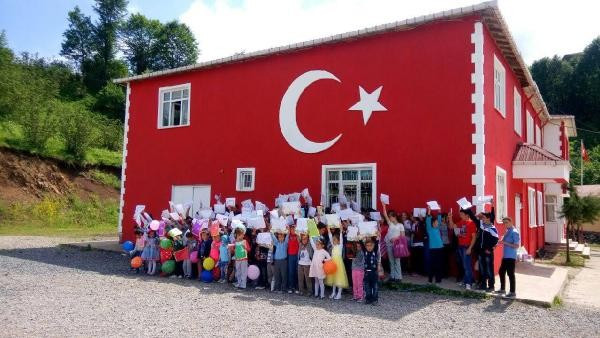 Okulu kırmızı beyaza boyayıp duvarına Türk bayrağı yaptılar - Resim: 3