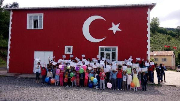 Okulu kırmızı beyaza boyayıp duvarına Türk bayrağı yaptılar - Resim: 4