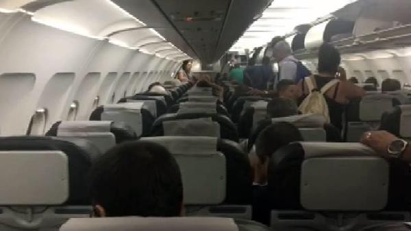 Patlamanın ardından yolcular saatlerce uçaklarda bekledi - Resim: 1