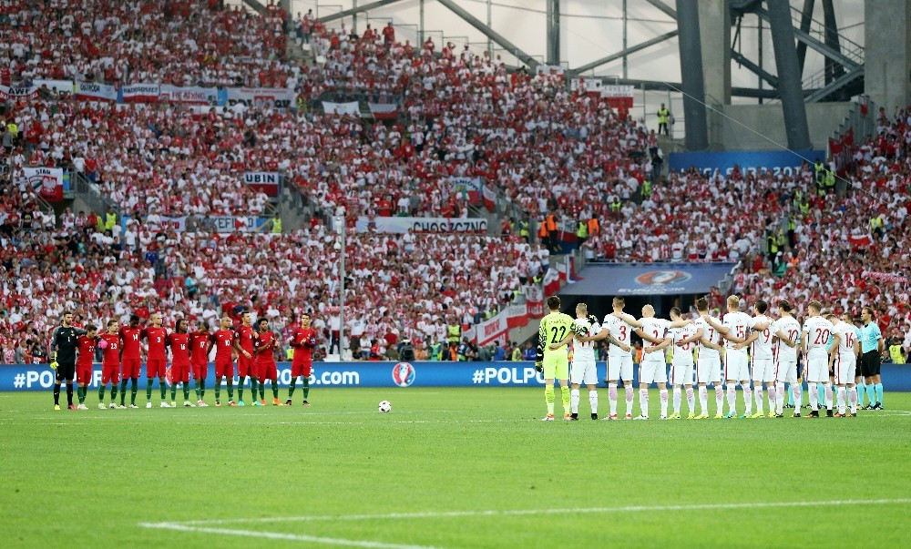 EURO 2016’da Türkiye'deki terör kurbanları için saygı duruşu - Resim: 2