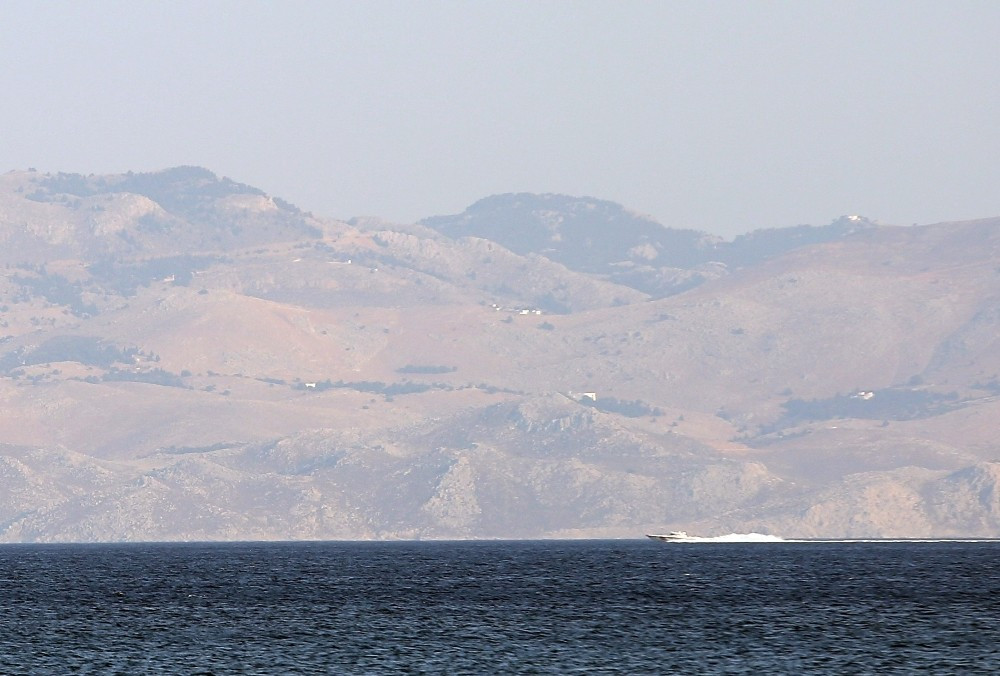 Yunan adası havadan ve denizden ablukaya alındı - Resim: 1