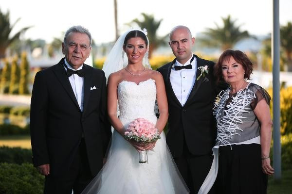 İzmir Büyükşehir Belediye Başkanı Kocaoğlu, oğlunu evlendirdi - Resim: 1