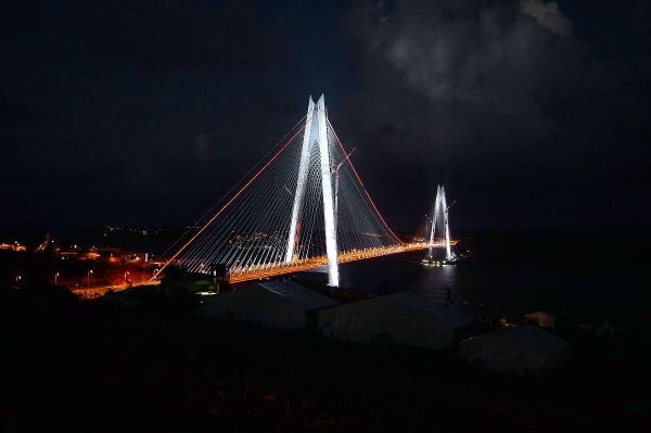 Yavuz Sultan Selim Köprüsü gece ışıl ışıl - Resim: 2