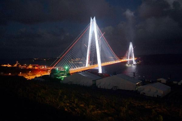 Yavuz Sultan Selim Köprüsü gece ışıl ışıl - Resim: 1