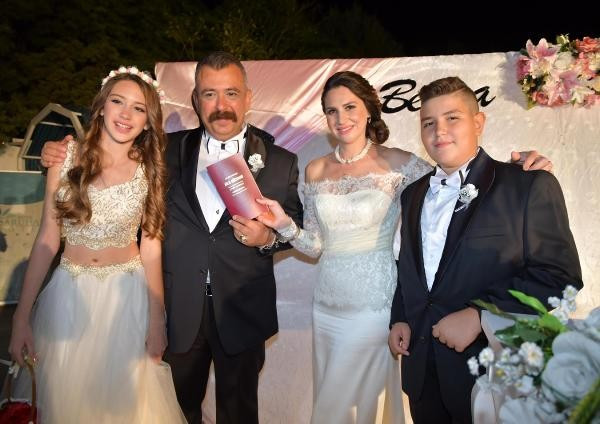 Cumhuriyet Savcısına nikahta kelepçe taktılar - Resim: 4