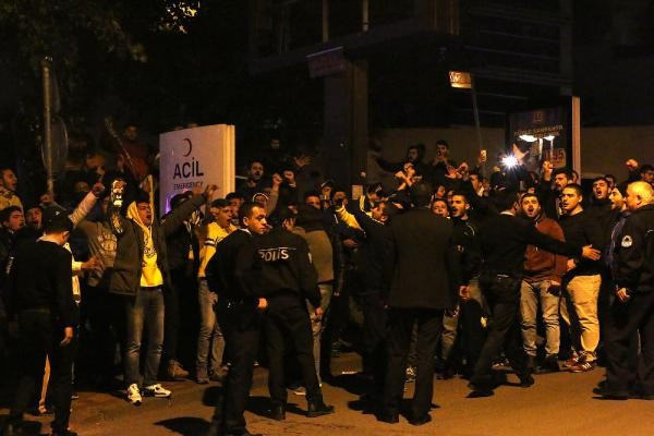 Rasim Ozan'ın o sözleri Fenerbahçe taraftarını sokağa döktü - Resim: 4