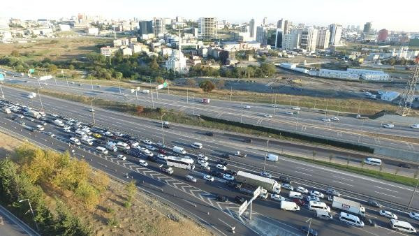Mahmutbey kavşağında trafik felç, çıkış yok - Resim: 4