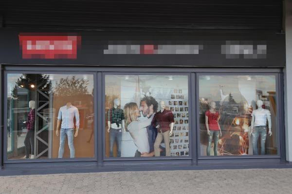 Lewis Mağazasının vitrinindeki öpüşen çift fotoğrafı AKP'li yöneticiyi rahatsız etti - Resim: 6