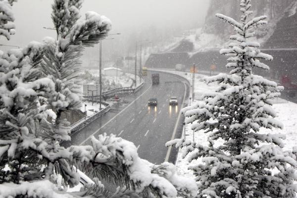 Bolu Dağı'nda kar yağışı bastırdı, ulaşım durdu - Resim: 4