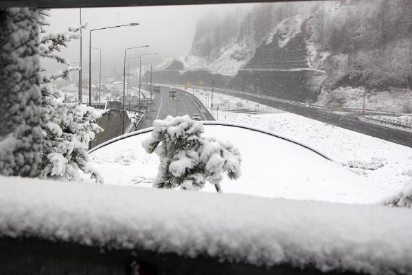 Bolu Dağı'nda kar yağışı bastırdı, ulaşım durdu - Resim: 5