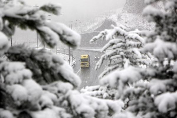 Bolu Dağı'nda kar yağışı bastırdı, ulaşım durdu - Resim: 6