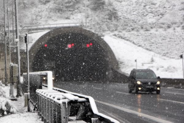 Bolu Dağı'nda kar yağışı bastırdı, ulaşım durdu - Resim: 7