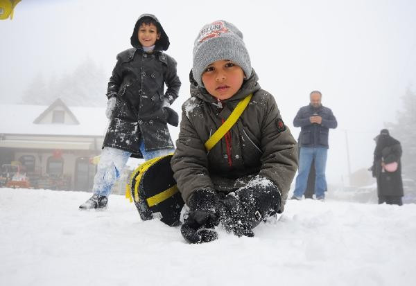 Uludağ’a kar yağdı turist akını başladı - Resim: 2