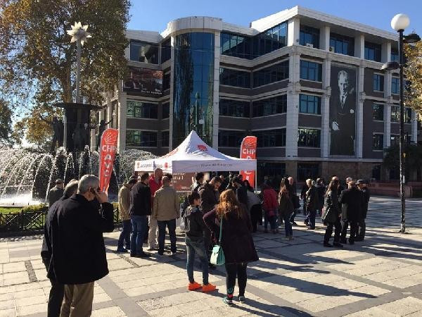 Sprey boya ile Tecavüz meşrulaştırılamaz yazan 5 CHP’liye 4 saatlik gözaltı - Resim: 2