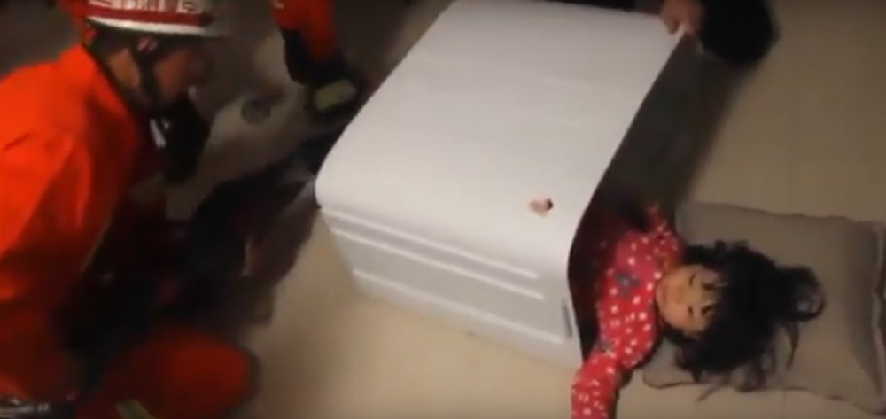 Küçük kız oyun oynarken çamaşır makinesine sıkıştı - Resim: 1