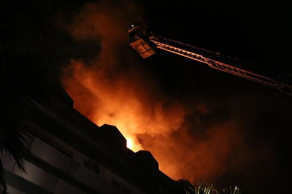 Galatasaraylı futbolcunun oturduğu rezidansta yangın - Resim: 1