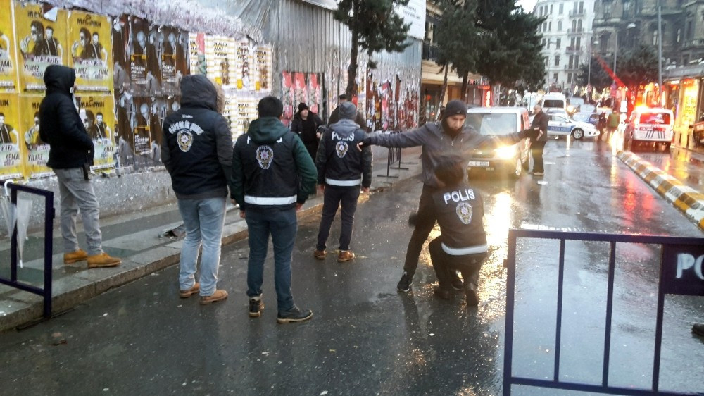 Son dakika haberleri: Taksim Meydanı kapatıldı, Polis tek tek kimlik soruyor - Resim: 2