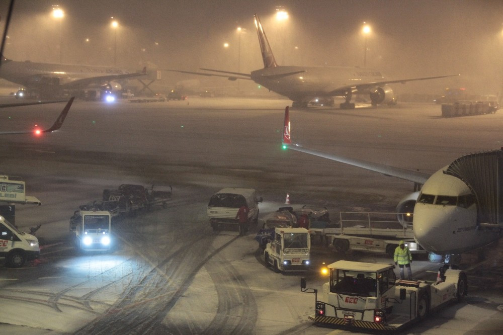 İstanbul’da 395 uçuş iptal edildi - Resim: 2