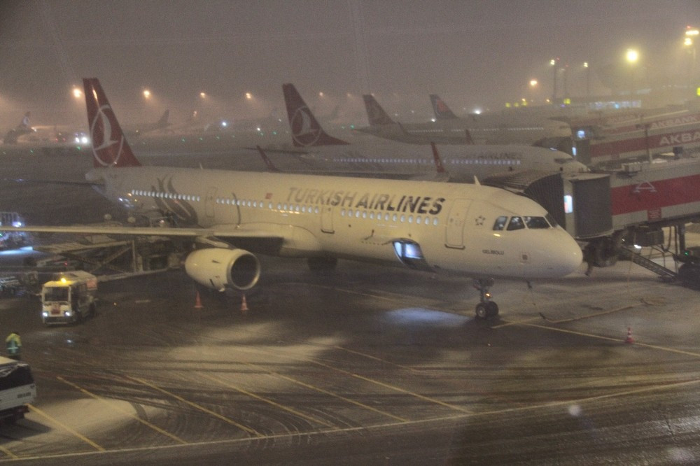 İstanbul’da 395 uçuş iptal edildi - Resim: 1