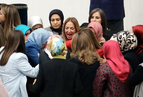 Meclis'te kadın vekiller saç saça baş başa kavga etti, Şafak Pavey yere düştü, protezi çıktı - Resim: 6