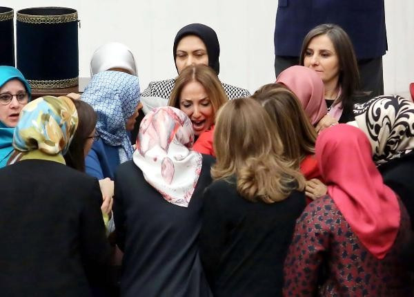 Meclis'te kadın vekiller saç saça baş başa kavga etti, Şafak Pavey yere düştü, protezi çıktı - Resim: 9