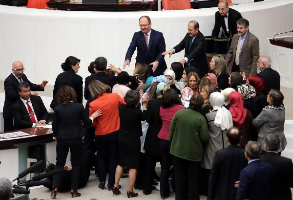 Meclis'te kadın vekiller saç saça baş başa kavga etti, Şafak Pavey yere düştü, protezi çıktı - Resim: 4