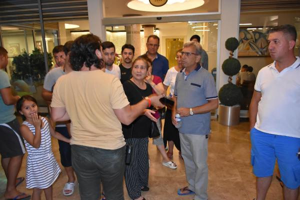 Marmaris'te otel kapısında kalan tatilcilerin çilesi sürüyor! - Resim: 1
