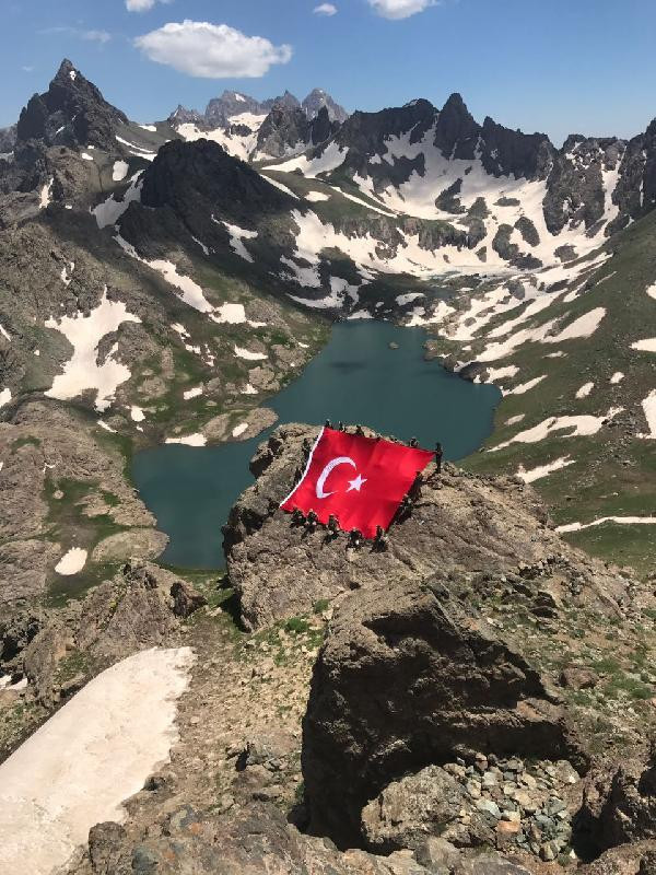 İkiyaka Dağları'na Askerler dev Türk bayrağı astı - Resim: 3